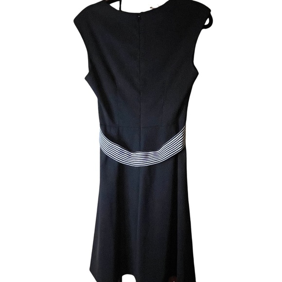 Connected apparel Women’s 10 black dress with zipper and stretchy belt Preloved - Picture 5 of 8